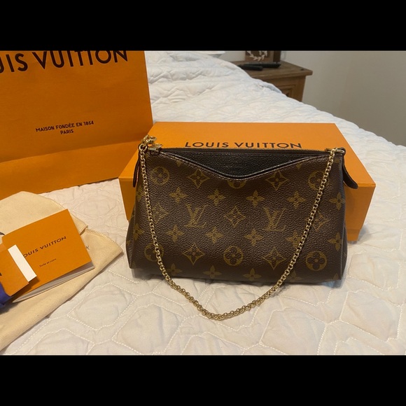 Louis Vuitton Pallas clutch- black